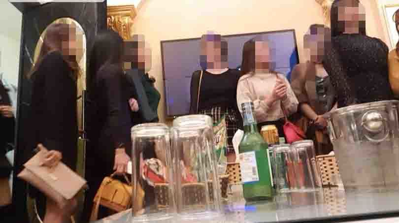 Chân dài ẩn mình, dàn karaoke mờ ám trong nhà hàng ở làng biệt thự