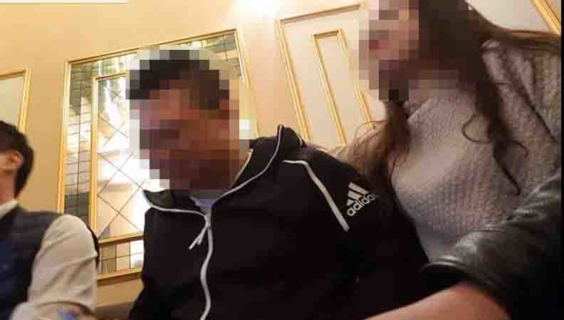 Chân dài ẩn mình, dàn karaoke mờ ám trong nhà hàng ở làng biệt thự