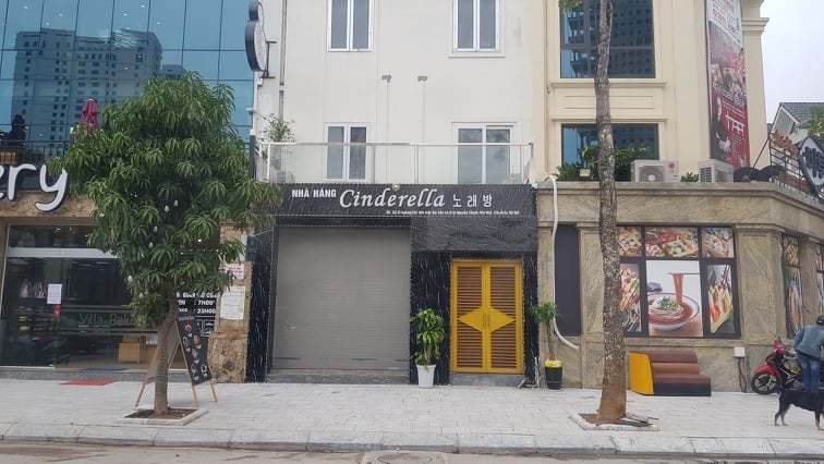 Chân dài ẩn mình, dàn karaoke mờ ám trong nhà hàng ở làng biệt thự