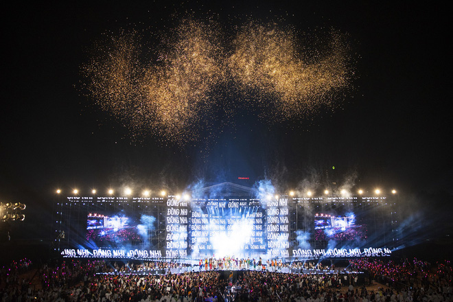 Chùm ảnh đẹp trong liveshow Ten On Ten của Đông Nhi: Xứng đáng là đêm diễn đỉnh nhất Việt Nam năm 2018!