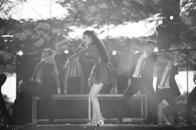 Chùm ảnh đẹp trong liveshow Ten On Ten của Đông Nhi: Xứng đáng là đêm diễn đỉnh nhất Việt Nam năm 2018!