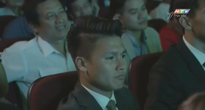 Khán giả bức xúc vì MC vô duyên khiến cầu thủ Anh Đức trông tội nghiệp còn Quang Hải thì khó xử