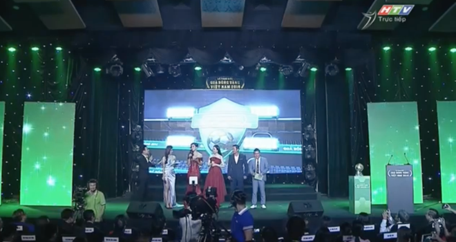 Khán giả bức xúc vì MC vô duyên khiến cầu thủ Anh Đức trông tội nghiệp còn Quang Hải thì khó xử