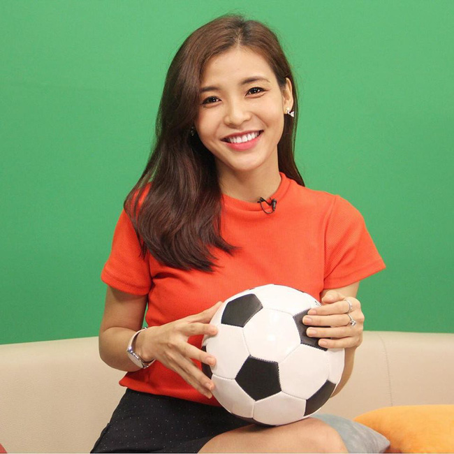 Dân mạng khủng bố tường nhà nữ MC kém duyên dẫn Quả bóng vàng 2018, hóa ra là bạn gái cũ của Mr. Cần Trô