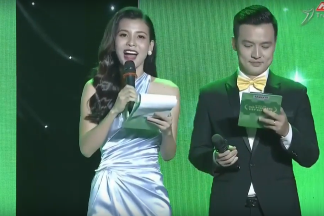 Dân mạng khủng bố tường nhà nữ MC kém duyên dẫn Quả bóng vàng 2018, hóa ra là bạn gái cũ của Mr. Cần Trô