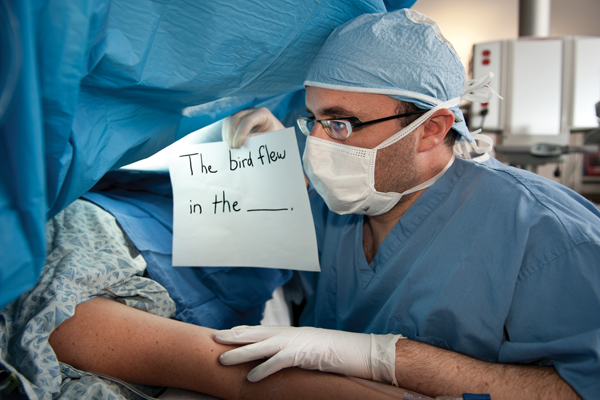 Mổ phanh não khi bệnh nhân vẫn đang tỉnh? Phương pháp nghe thì ghê rợn này ngày càng phổ biến và đây là lý do