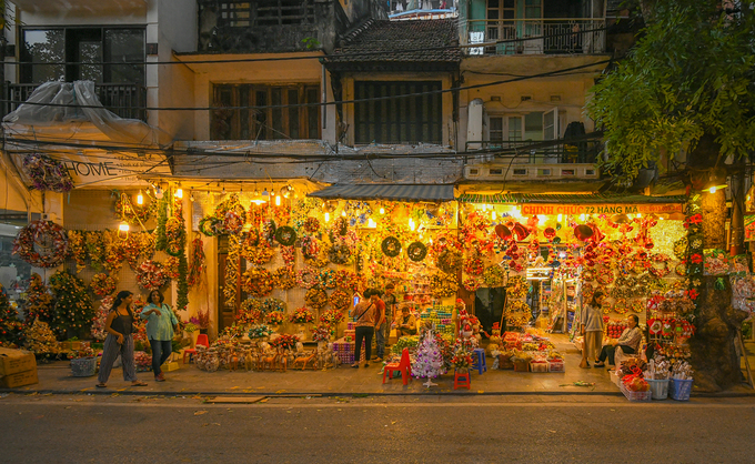 Không khí Giáng sinh trên khắp đường phố ở Hà Nội