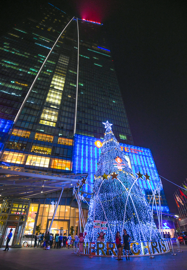 Không khí Giáng sinh trên khắp đường phố ở Hà Nội