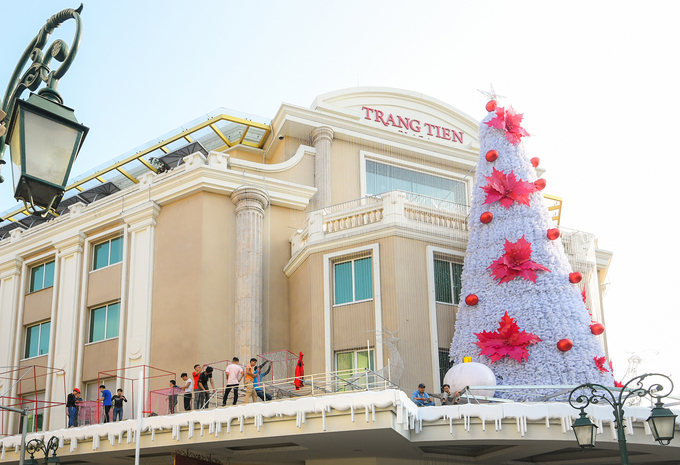 Không khí Giáng sinh trên khắp đường phố ở Hà Nội