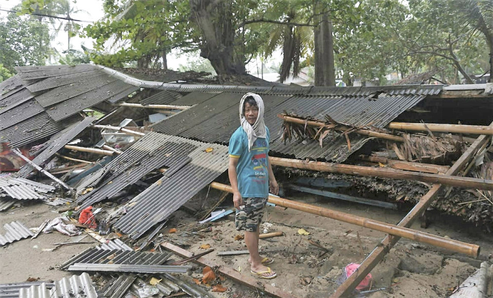 Duyên hải Indonesia tan hoang sau sóng thần do núi lửa