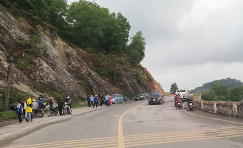 Xe Vios đâm vào vách núi lật ngửa