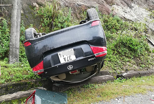 Xe Vios đâm vào vách núi lật ngửa