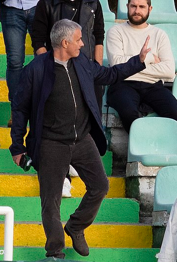 Mourinho trở về cố hương sau khi bị Man Utd sa thải