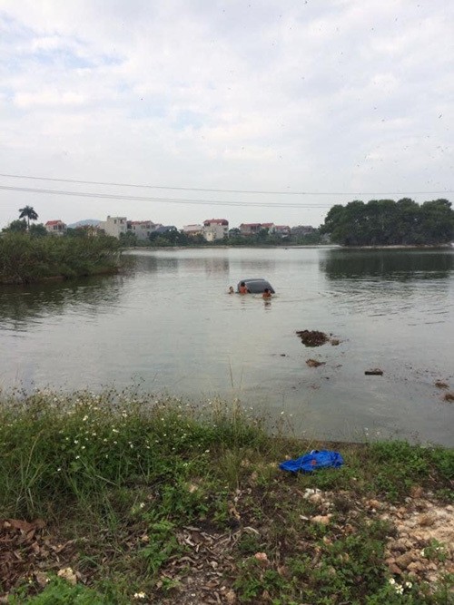 Người phụ nữ tập lái tông 2 cháu nhỏ, lao xe xuống hồ chìm nghỉm