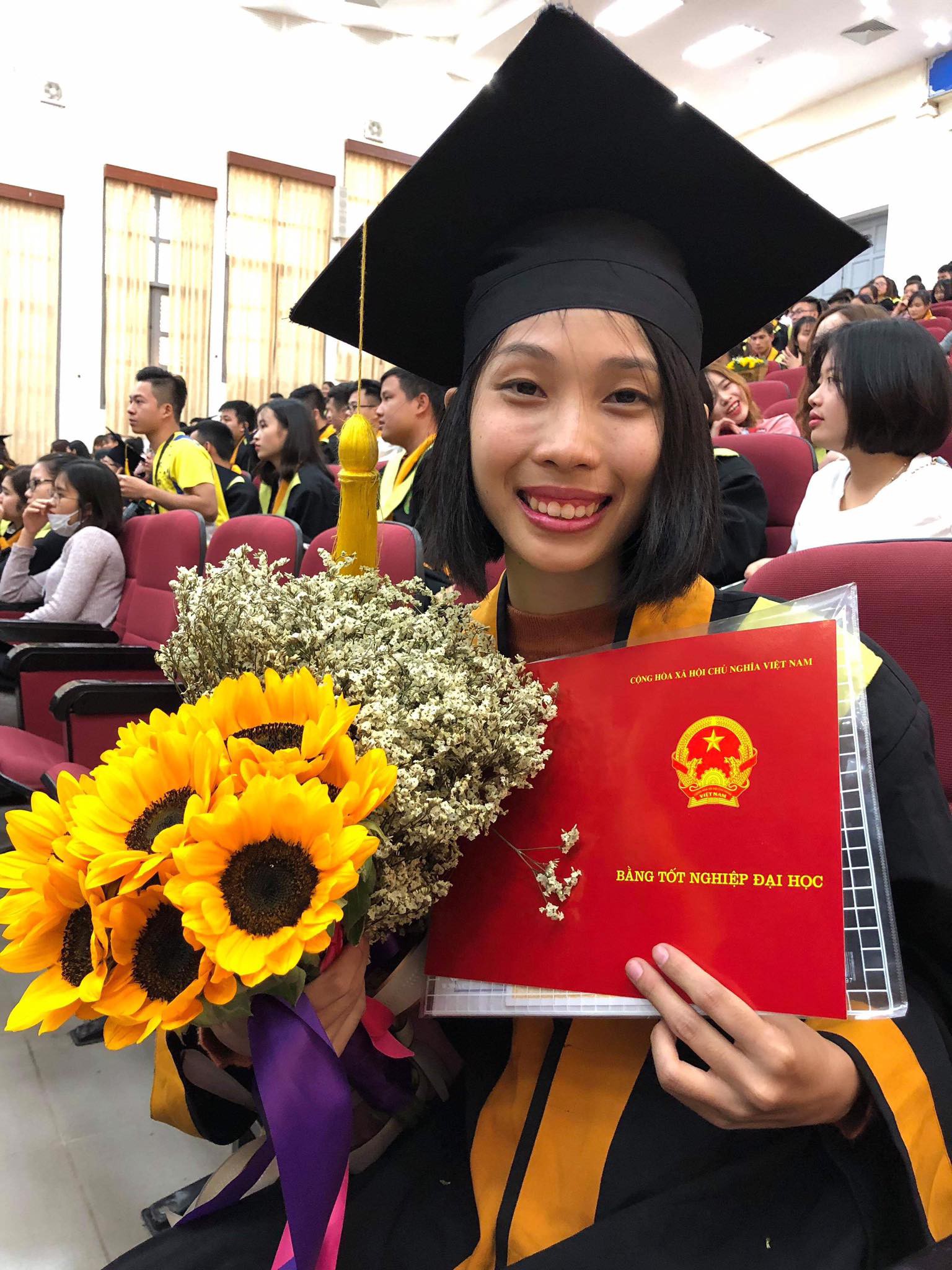 Cô gái ung thư 22 tuổi từng diễn vai về chính cuộc đời mình bật khóc ngày nhận bằng tốt nghiệp: Ước mơ của mình đã thành hiện thực rồi