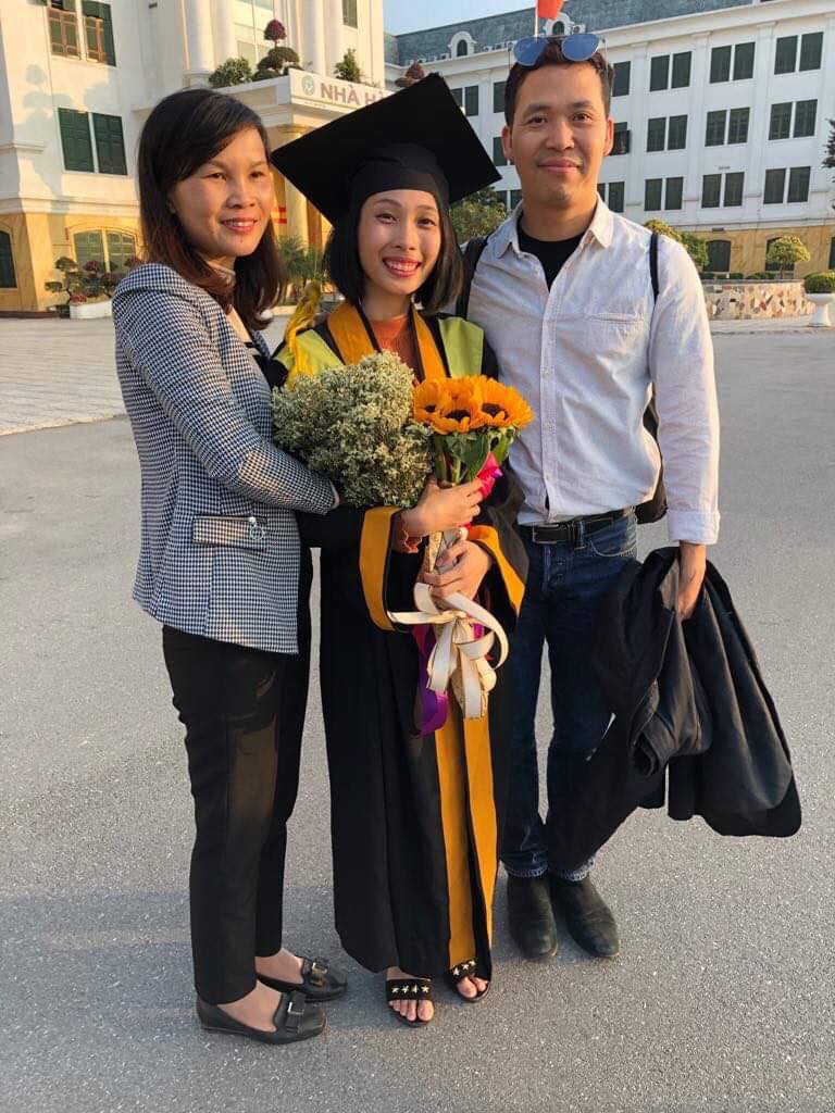 Cô gái ung thư 22 tuổi từng diễn vai về chính cuộc đời mình bật khóc ngày nhận bằng tốt nghiệp: Ước mơ của mình đã thành hiện thực rồi