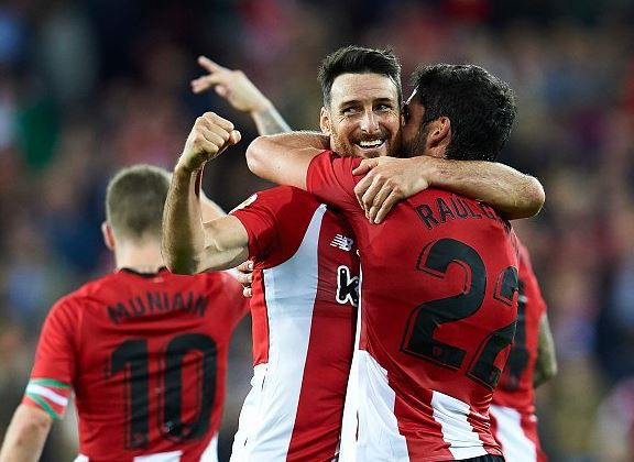 Tiền đạo Tây Ban Nha đá penalty tinh quái, khiến thủ môn bó tay