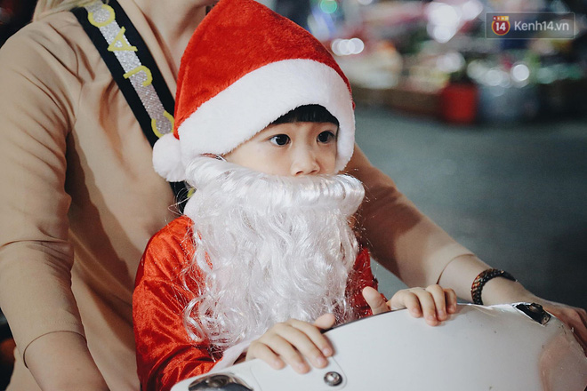 Tranh thủ cuối tuần, người Sài Gòn và Hà Nội ùn ùn đổ lên trung tâm để vui chơi trước thềm Giáng sinh