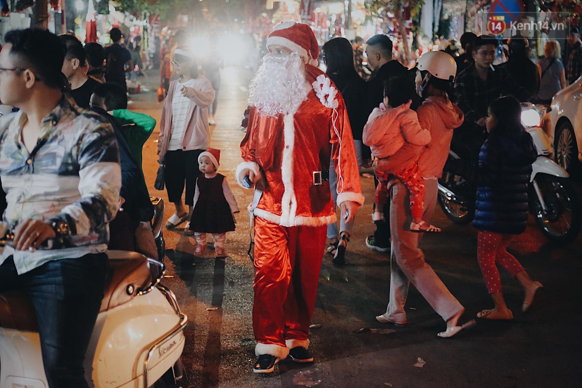 Tranh thủ cuối tuần, người Sài Gòn và Hà Nội ùn ùn đổ lên trung tâm để vui chơi trước thềm Giáng sinh