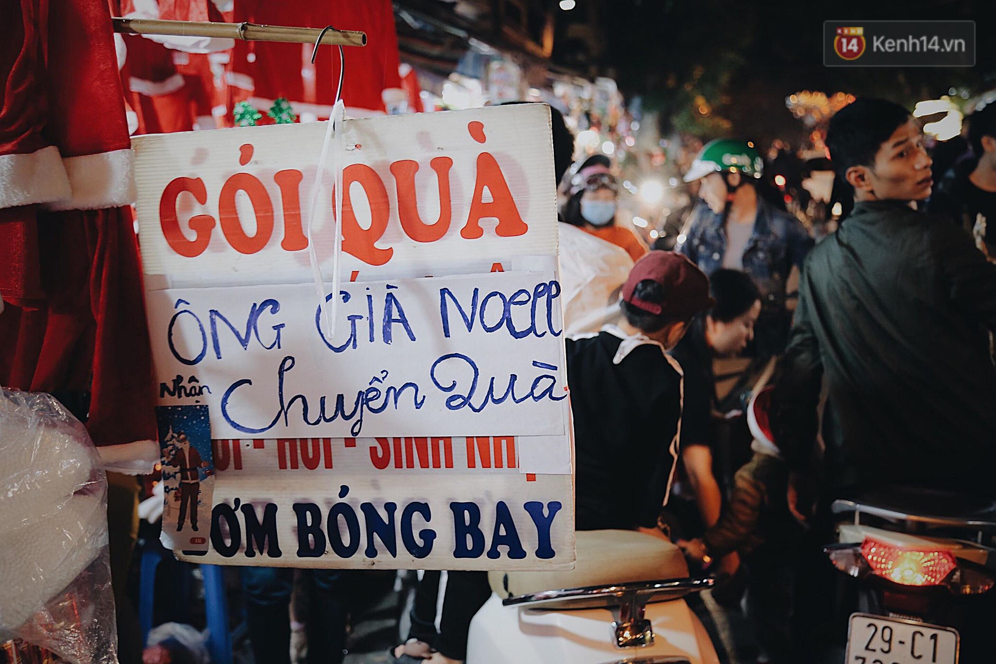 Tranh thủ cuối tuần, người Sài Gòn và Hà Nội ùn ùn đổ lên trung tâm để vui chơi trước thềm Giáng sinh