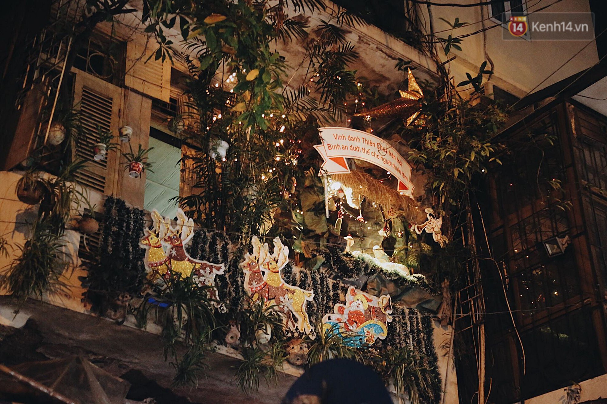 Tranh thủ cuối tuần, người Sài Gòn và Hà Nội ùn ùn đổ lên trung tâm để vui chơi trước thềm Giáng sinh