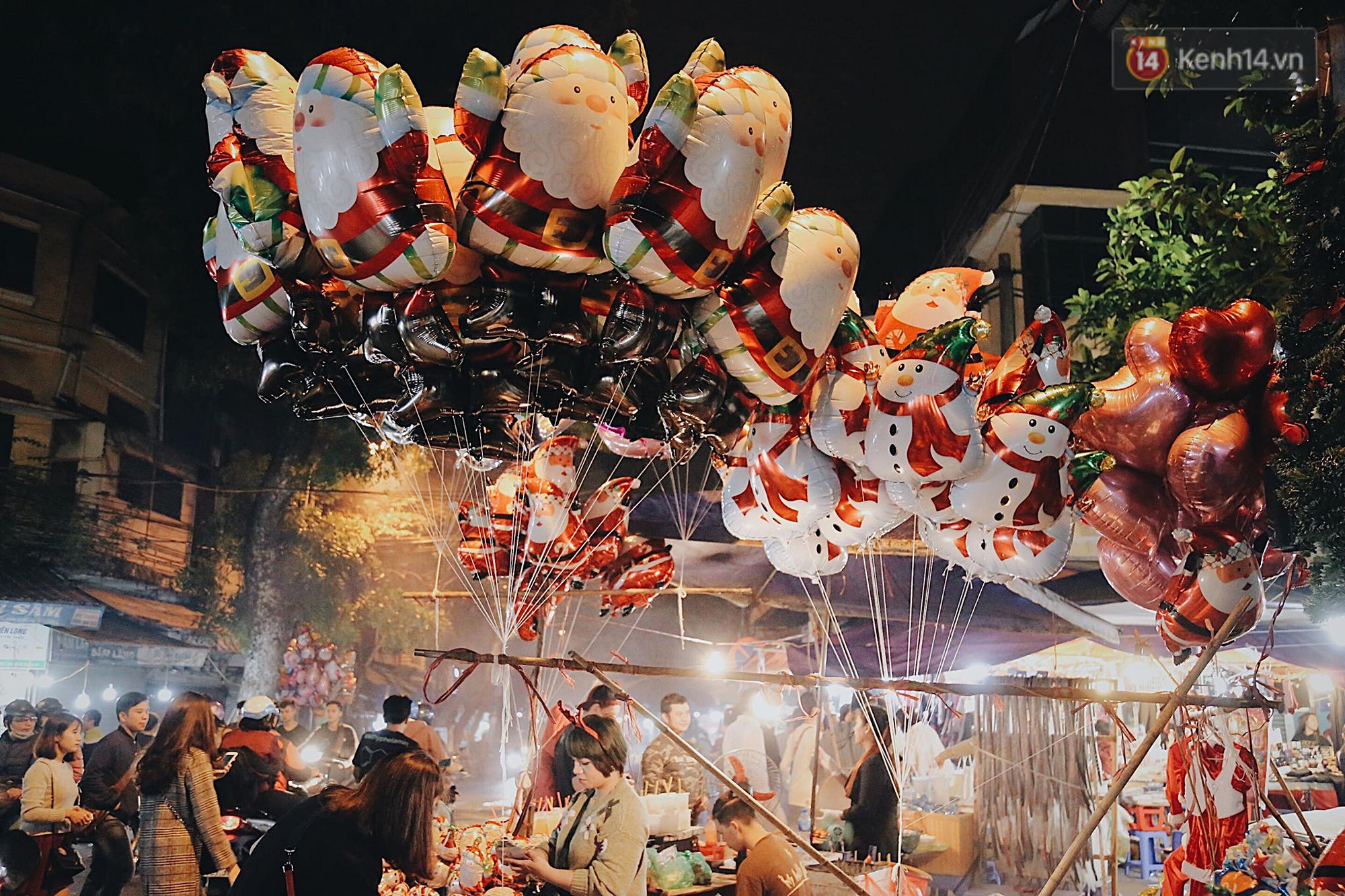 Tranh thủ cuối tuần, người Sài Gòn và Hà Nội ùn ùn đổ lên trung tâm để vui chơi trước thềm Giáng sinh