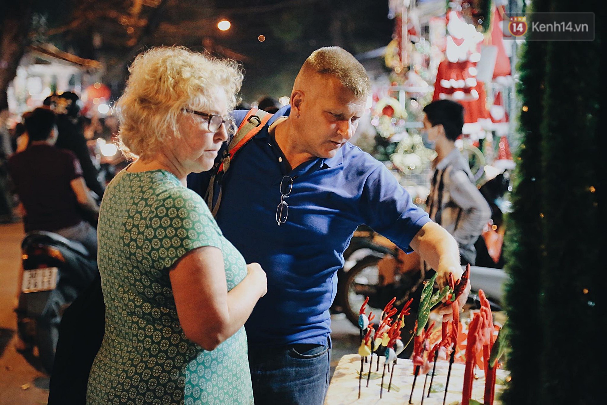 Tranh thủ cuối tuần, người Sài Gòn và Hà Nội ùn ùn đổ lên trung tâm để vui chơi trước thềm Giáng sinh
