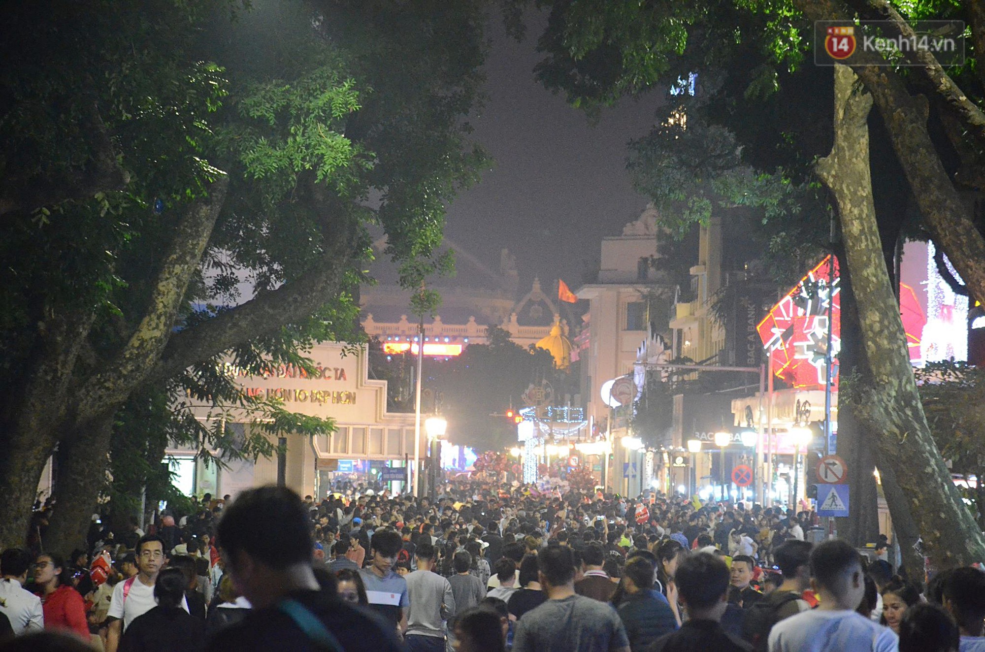 Tranh thủ cuối tuần, người Sài Gòn và Hà Nội ùn ùn đổ lên trung tâm để vui chơi trước thềm Giáng sinh