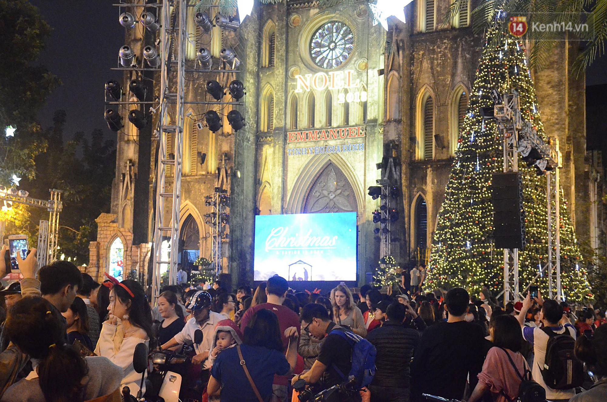 Tranh thủ cuối tuần, người Sài Gòn và Hà Nội ùn ùn đổ lên trung tâm để vui chơi trước thềm Giáng sinh