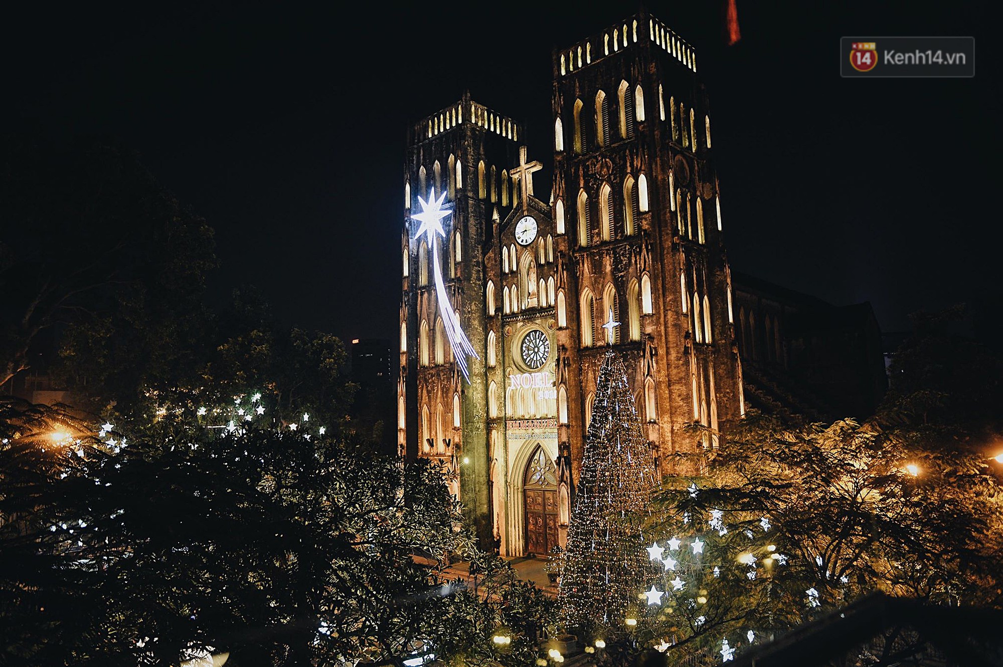 Tranh thủ cuối tuần, người Sài Gòn và Hà Nội ùn ùn đổ lên trung tâm để vui chơi trước thềm Giáng sinh