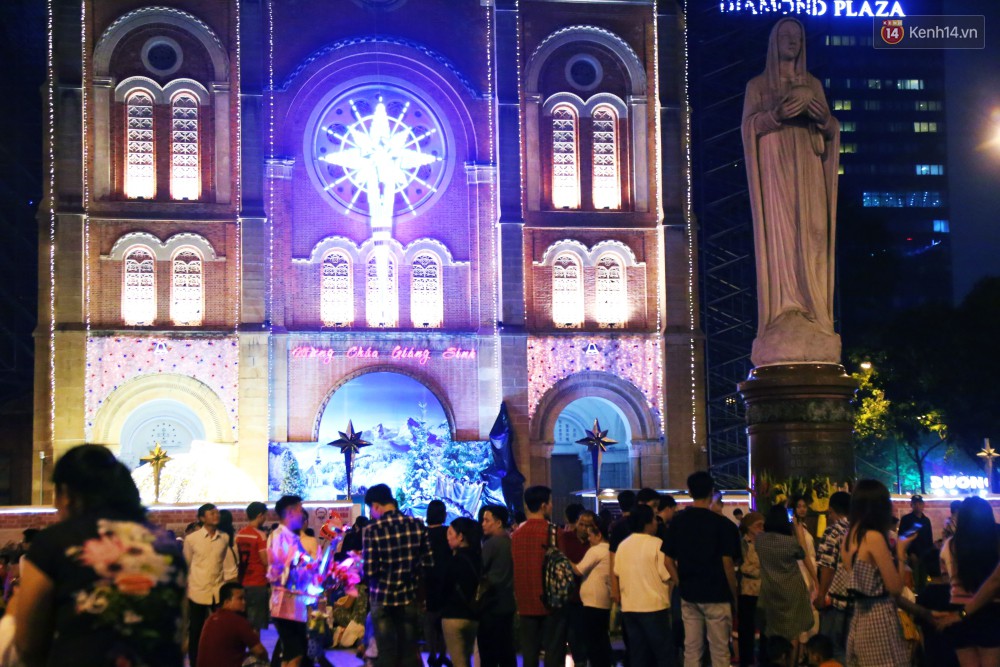 Tranh thủ cuối tuần, người Sài Gòn và Hà Nội ùn ùn đổ lên trung tâm để vui chơi trước thềm Giáng sinh