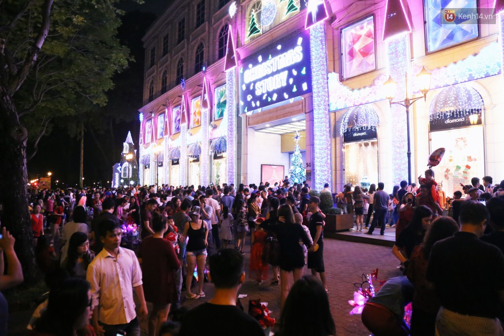 Tranh thủ cuối tuần, người Sài Gòn và Hà Nội ùn ùn đổ lên trung tâm để vui chơi trước thềm Giáng sinh