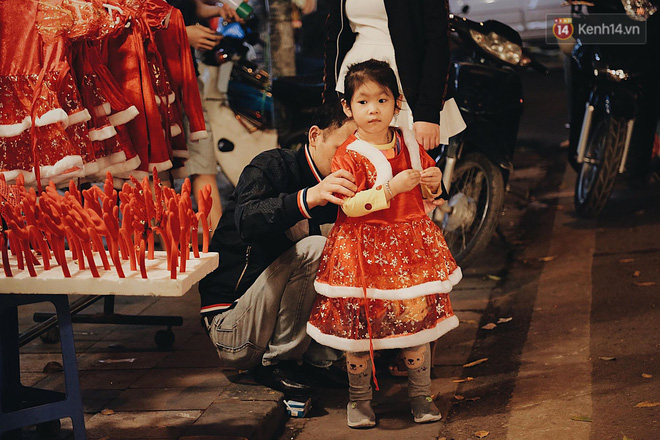 Tranh thủ cuối tuần, người Sài Gòn và Hà Nội ùn ùn đổ lên trung tâm để vui chơi trước thềm Giáng sinh
