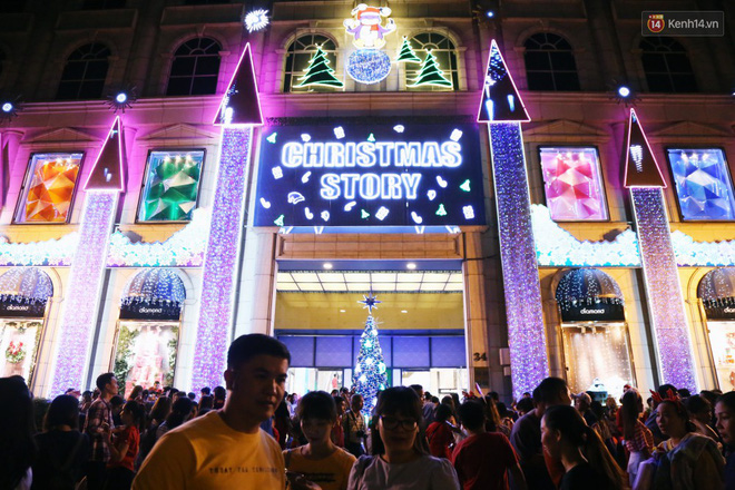 Tranh thủ cuối tuần, người Sài Gòn và Hà Nội ùn ùn đổ lên trung tâm để vui chơi trước thềm Giáng sinh