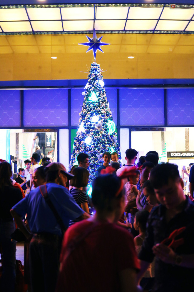 Tranh thủ cuối tuần, người Sài Gòn và Hà Nội ùn ùn đổ lên trung tâm để vui chơi trước thềm Giáng sinh