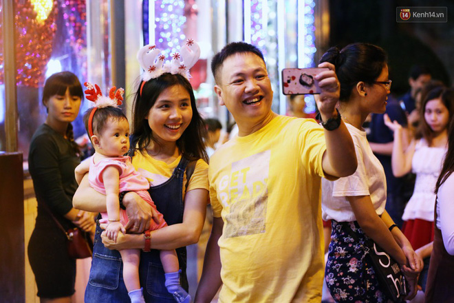 Tranh thủ cuối tuần, người Sài Gòn và Hà Nội ùn ùn đổ lên trung tâm để vui chơi trước thềm Giáng sinh