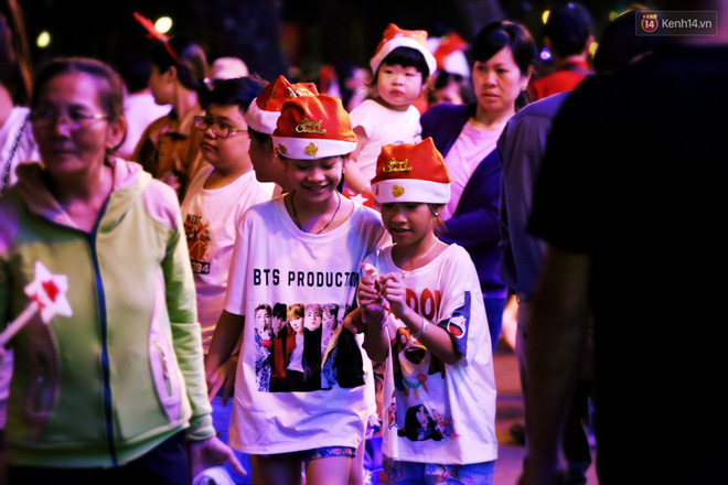 Tranh thủ cuối tuần, người Sài Gòn và Hà Nội ùn ùn đổ lên trung tâm để vui chơi trước thềm Giáng sinh