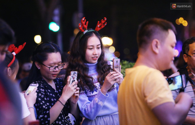 Tranh thủ cuối tuần, người Sài Gòn và Hà Nội ùn ùn đổ lên trung tâm để vui chơi trước thềm Giáng sinh