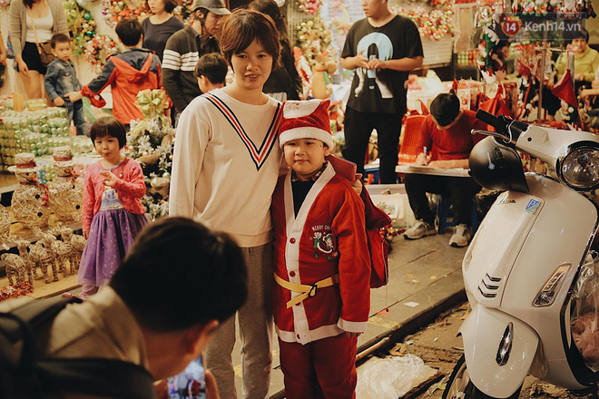 Tranh thủ cuối tuần, người Sài Gòn và Hà Nội ùn ùn đổ lên trung tâm để vui chơi trước thềm Giáng sinh