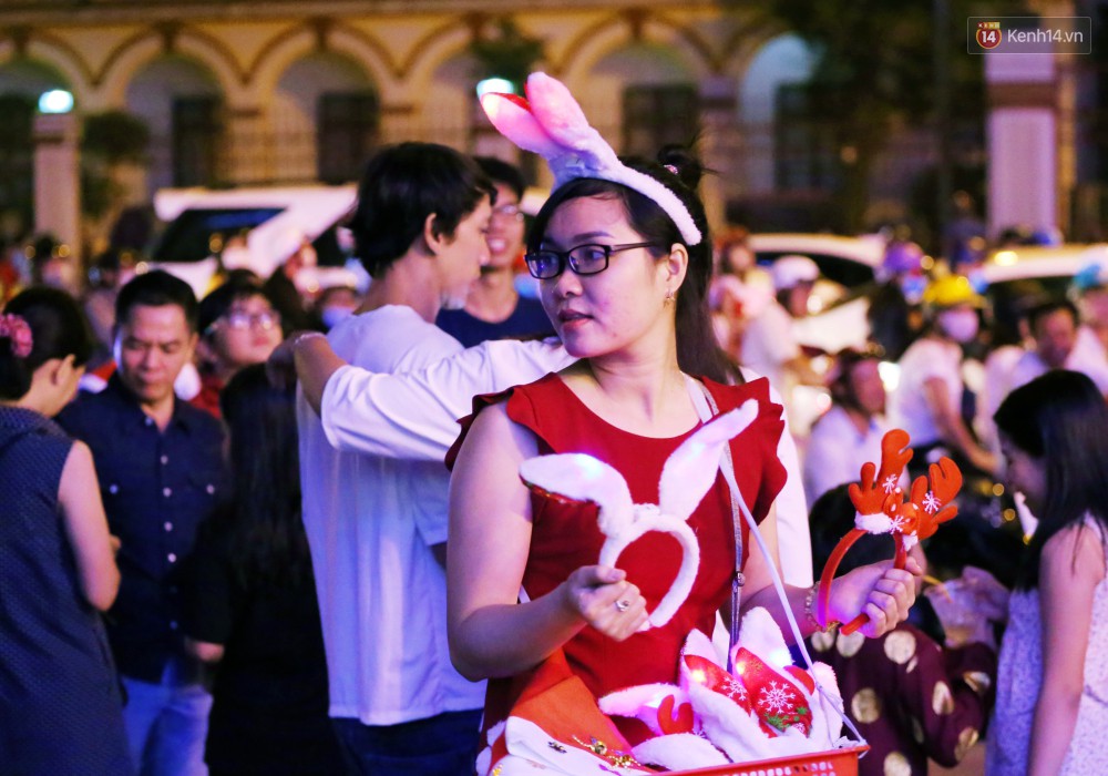 Tranh thủ cuối tuần, người Sài Gòn và Hà Nội ùn ùn đổ lên trung tâm để vui chơi trước thềm Giáng sinh