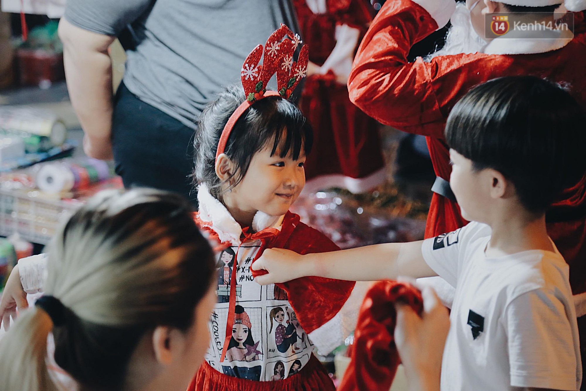 Tranh thủ cuối tuần, người Sài Gòn và Hà Nội ùn ùn đổ lên trung tâm để vui chơi trước thềm Giáng sinh