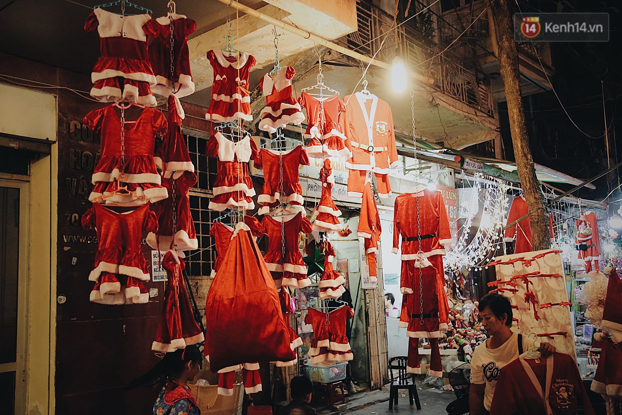 Tranh thủ cuối tuần, người Sài Gòn và Hà Nội ùn ùn đổ lên trung tâm để vui chơi trước thềm Giáng sinh