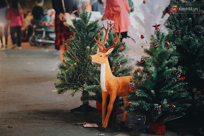 Tranh thủ cuối tuần, người Sài Gòn và Hà Nội ùn ùn đổ lên trung tâm để vui chơi trước thềm Giáng sinh