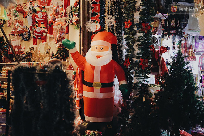 Tranh thủ cuối tuần, người Sài Gòn và Hà Nội ùn ùn đổ lên trung tâm để vui chơi trước thềm Giáng sinh