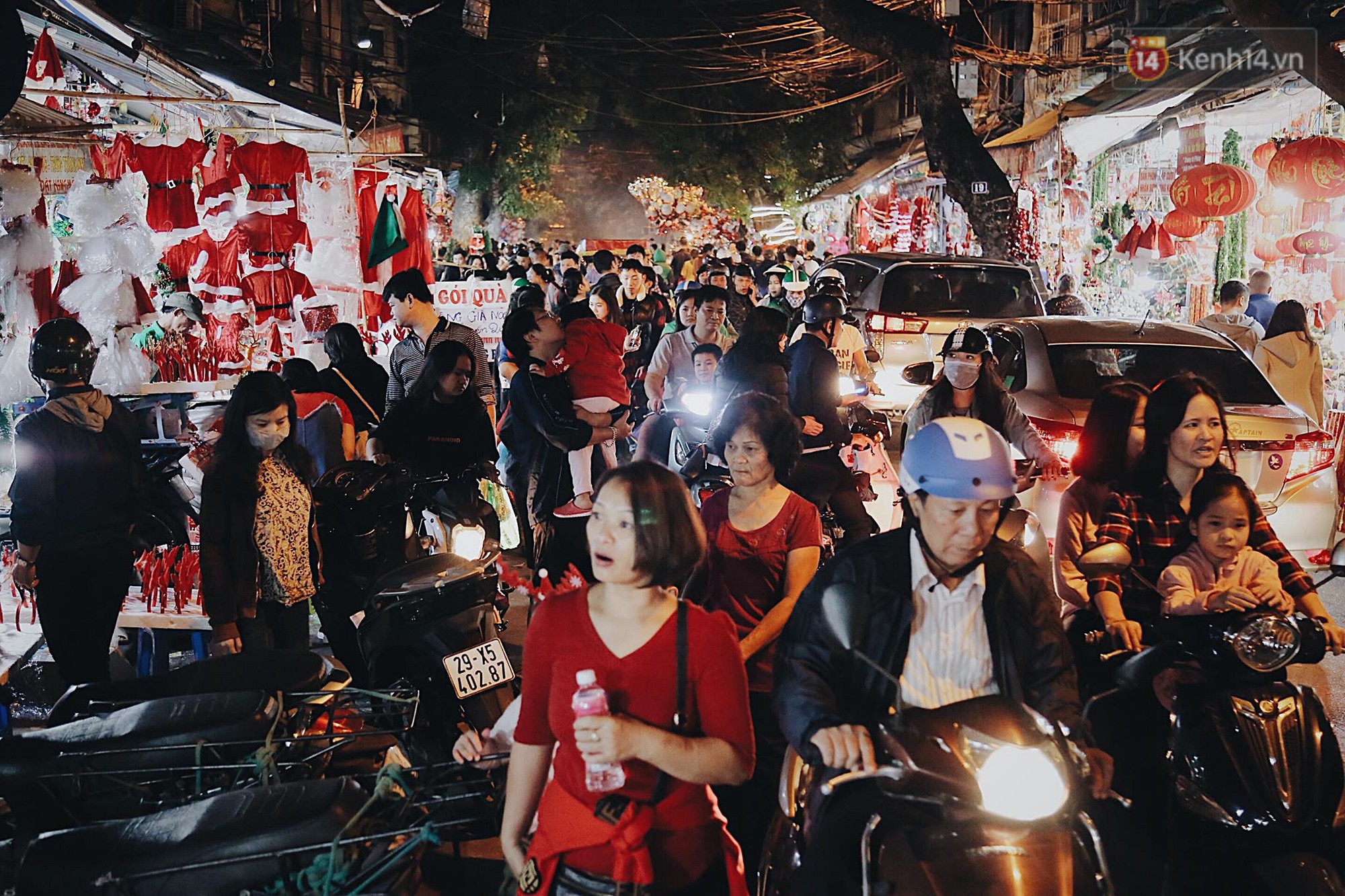 Tranh thủ cuối tuần, người Sài Gòn và Hà Nội ùn ùn đổ lên trung tâm để vui chơi trước thềm Giáng sinh