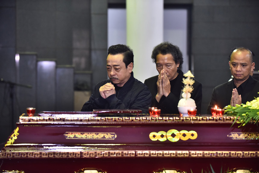 Xuân Bắc, Tự Long và đông đảo nghệ sĩ khóc lặng tiễn đưa NSND Anh Tú