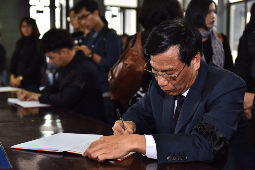 Xuân Bắc, Tự Long và đông đảo nghệ sĩ khóc lặng tiễn đưa NSND Anh Tú