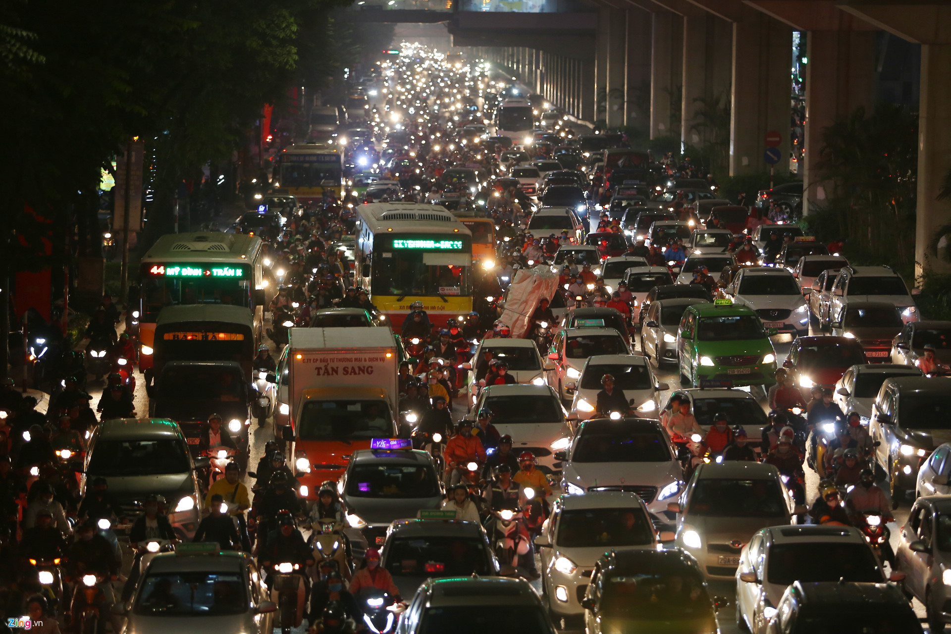 Video ảnh: Người dân Sài Gòn, Hà Nội đổ ra đường đón Giáng sinh