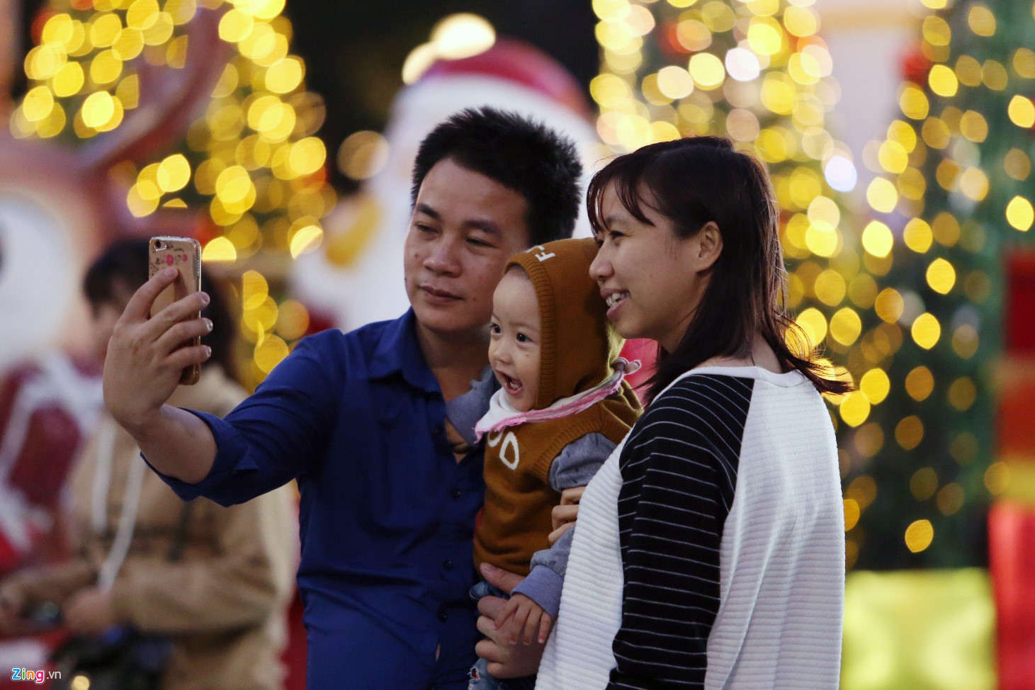 Video ảnh: Người dân Sài Gòn, Hà Nội đổ ra đường đón Giáng sinh