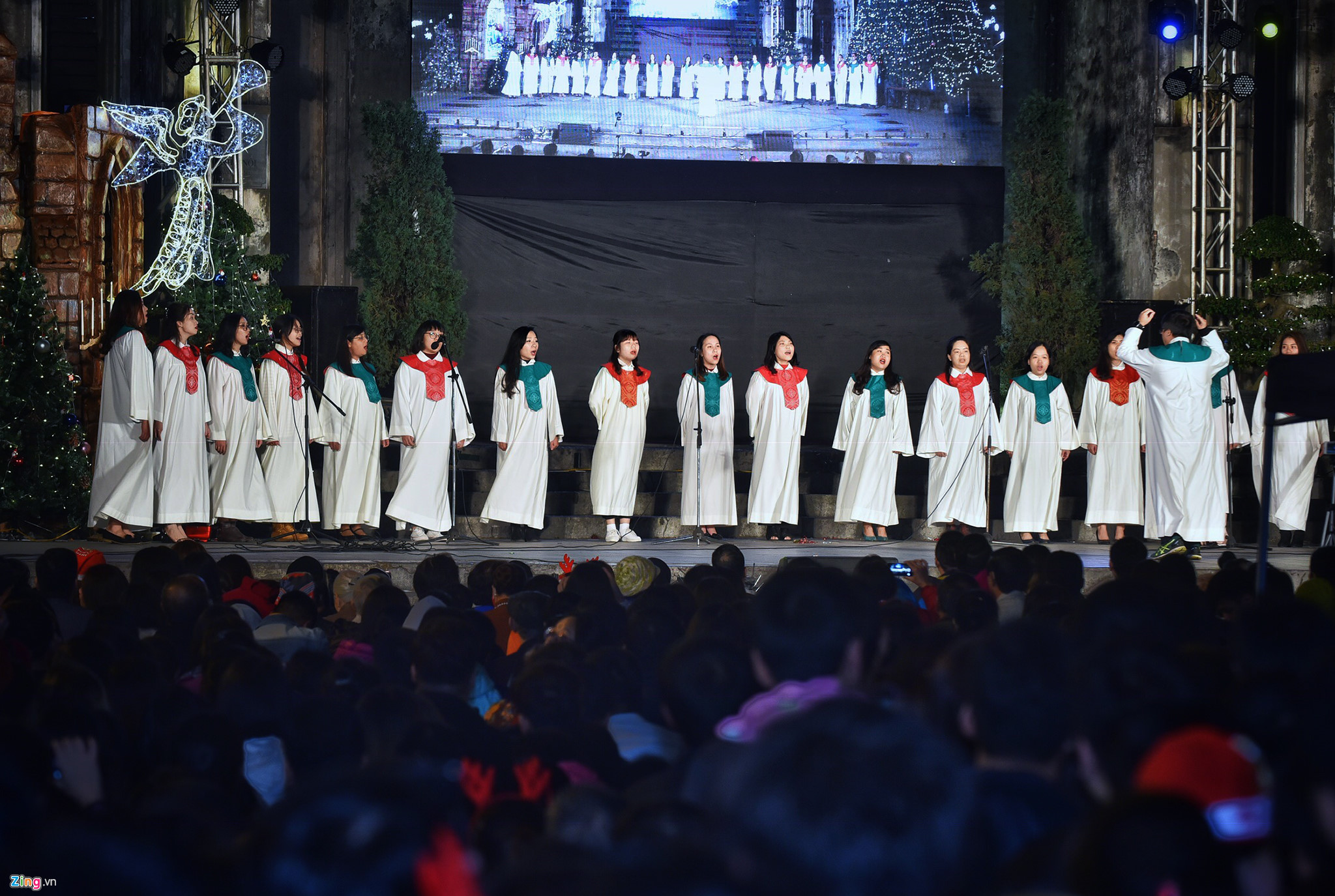 Video ảnh: Người dân Sài Gòn, Hà Nội đổ ra đường đón Giáng sinh